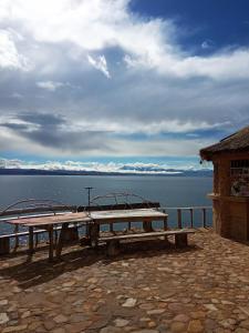 Isla de la LunaHostal Qhana Pacha的一张野餐桌,享有水景