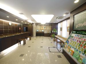 福井福井站前酒店的医院的等候区,有长椅和桌子