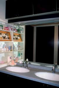 堺市Nakagawa's Cozy House的一间带两个盥洗盆和大镜子的浴室