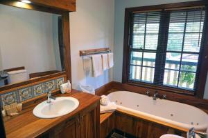 玛格丽特河布里奇菲尔德旅馆的带浴缸、水槽和镜子的浴室
