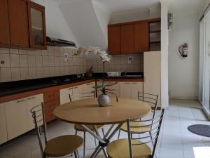 雅加达My Home by FLAT06的厨房配有桌椅和鲜花花瓶