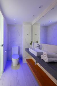 普罗塔拉斯Kokkinos Boutique Hotel的白色的浴室设有水槽和卫生间。