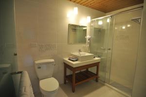Wenquan橙品温泉民宿的浴室配有卫生间、盥洗盆和淋浴。