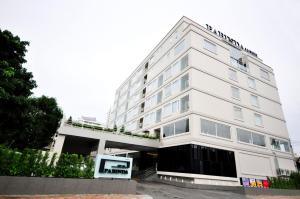 曼谷派瑞达酒店的白色的建筑,旁边标有标志