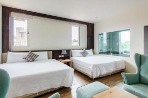 罗东镇宜蘭木棉莊園 l 寵物友善的酒店客房,配有两张床和椅子