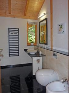 巴特苏德罗德Harzer Feriengarten 4 Sterne的一间带两个盥洗盆和卫生间的浴室