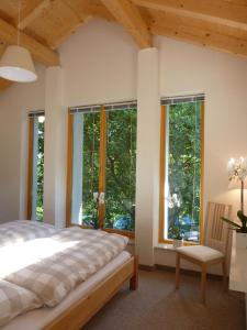 巴特苏德罗德Harzer Feriengarten 4 Sterne的卧室设有窗户、一张床和椅子