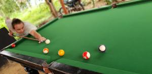 高龙撒冷岛Bonsai的一名男孩在绿色台球桌旁打台球