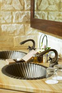 马六甲妃丽雅度假村的带水槽的厨房台面和带水槽的台面
