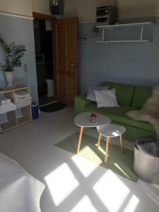 希勒勒Skovgården的客厅配有绿色沙发和桌子