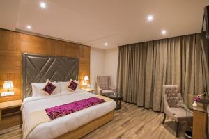 Regenta Central Cassia Zirakpur Chandigarh客房内的一张或多张床位