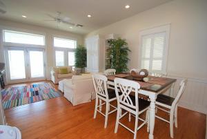 南帕诸岛Breakers Home 8346的客厅设有餐桌和椅子