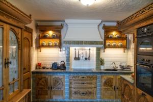 DzianiszGóralska Zagroda的厨房配有木制橱柜和台面