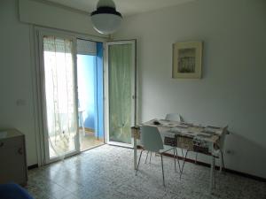 利尼亚诺萨比亚多罗斯伯汀公寓的一间设有桌椅的房间,位于一个有门的房间