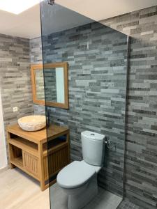 卡尔卡托吉奥卡斯特尔欧西诺酒店的一间带卫生间和水槽的浴室