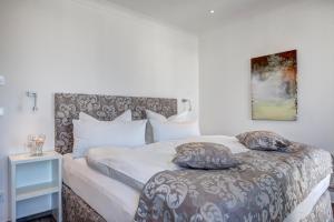 塞巴特阿尔贝克Aparthotel Villa Lea的一张床上有两个枕头的房间