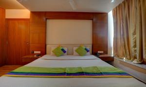 兰奇Treebo Trend B&B的一间卧室配有一张带木墙的大床