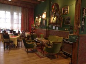 什切青Willa Sorrento的餐厅拥有绿色的墙壁和桌椅