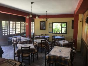 圣马太奥斯斯卡拉旅馆的用餐室设有桌椅和窗户。