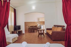 多布拉沃达Apartmani Lasta的客厅配有沙发和桌子