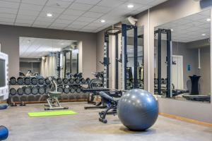 索拉斯塔万格机场品质酒店的健身房设有大型运动球和举重设施