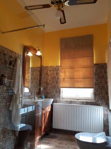 Nísos IoannínonLittle Island Resort的一间带水槽和卫生间的浴室以及窗户。