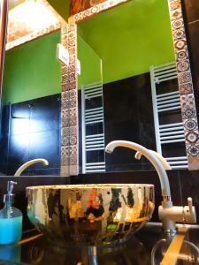 Nísos IoannínonLittle Island Resort的一间带水槽和碗的浴室