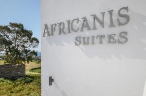 斯希努萨岛Africanis Suites的白色建筑中读阿根廷套房的标志