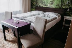 巴德哥依斯恩莱普里奇膳食公寓的卧室配有1张床、1张书桌和1张桌子及椅子
