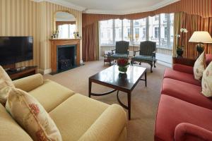 伦敦仕骅廷肯辛顿宫酒店公寓的客厅配有沙发和桌子