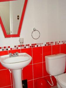 瓦拉斯胡瓦拉茨全球旅馆的红色的浴室设有水槽和卫生间