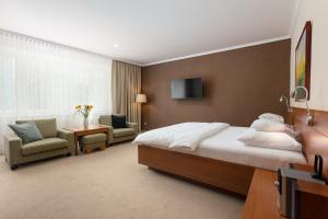奥帕瓦Apartmány Kramer的酒店客房配有床、椅子和电视。
