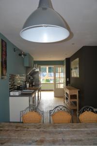 布永Maison D'ide的厨房配有桌椅和大型灯具