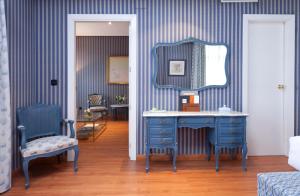 马德里阿古玛酒店的一间卧室配有蓝色梳妆台和镜子