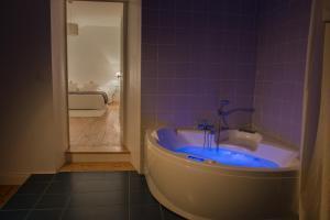 圣佩赖拉绍达迪酒店的浴室配有带水槽的浴缸。