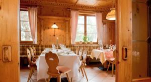 厄斯特里希-温克尔Wein- und Sekthaus F.B.Schönleber的用餐室设有桌椅和窗户。