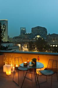 米兰星际埃科酒店的市景阳台的桌椅