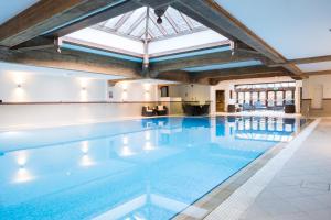 费勒姆索伦特Spa酒店 的一座带玻璃天花板的大型游泳池