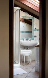 Torrechiara罗坎达德尔博尔戈酒店的一间带水槽和镜子的浴室