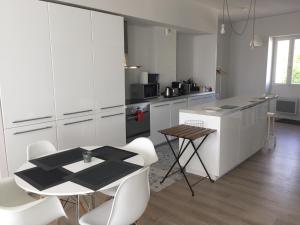 Appartement Design I - Port du Rosmeur - Douarnenez的厨房或小厨房