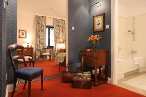 克拉科夫格罗德克酒店的酒店客房设有带水槽和浴缸的浴室