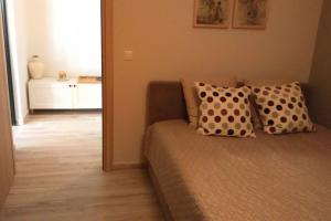 帕拉利亚维拉乔Villa Sunset的客房设有带枕头的沙发。