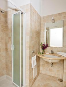 卡普里Hotel La Tosca的一间带水槽和镜子的浴室