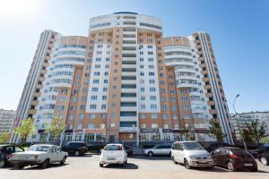 明斯克Minsk Apartment的停车场内停放汽车的大型建筑