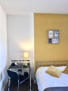 伯明翰Summerfield House的一间卧室配有一张床和一张带台灯的书桌