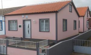 Porto JudeuCasa do Galante的粉红色的房子,有坡道通往