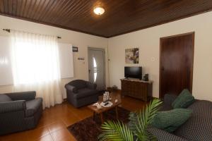 Porto JudeuCasa do Galante的客厅配有两张沙发和一台电视