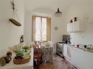 科尔萨诺卡斯特罗格罗迪乡村屋的厨房配有柜台和桌子