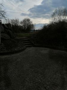 格拉登巴赫Hinterländer Schweiz的公园里带楼梯的砖砌走道