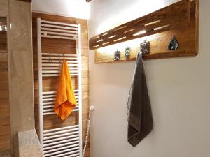 波耶尼莱伊泽Ninga Rai的浴室的毛巾挂在墙上